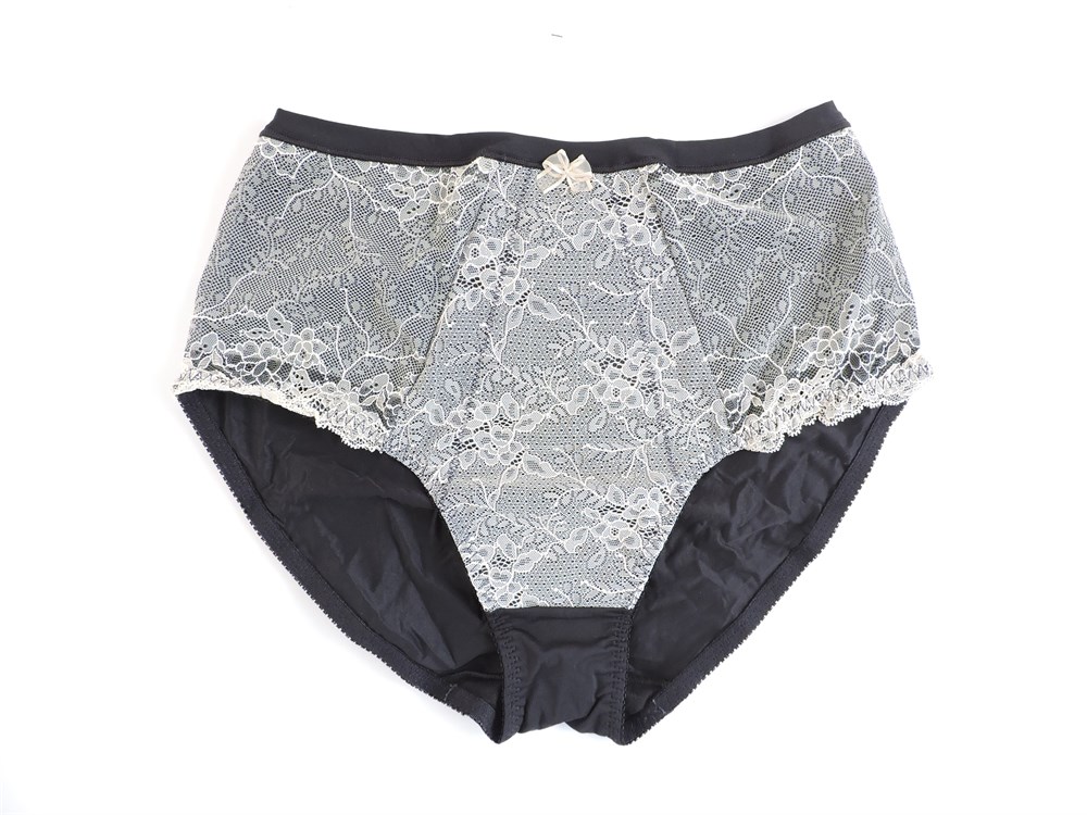 Police Auctions Canada - Women's WonderBra Chantilly Lace Medium Control  Panty, Size XL (518023L)