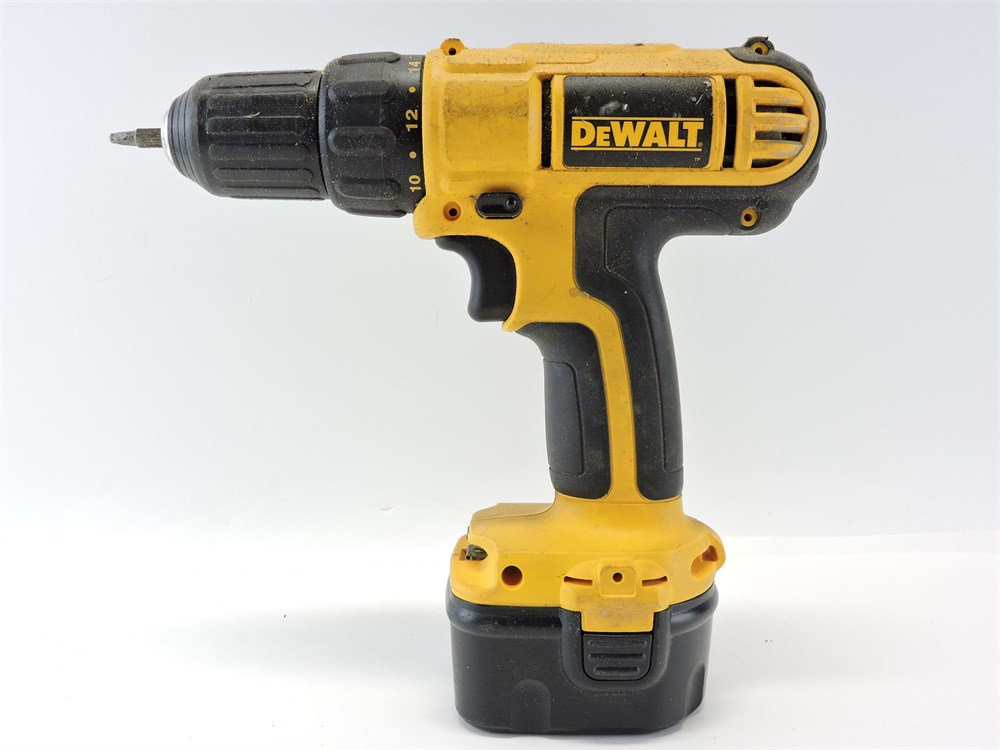 Faculteit vrachtauto Antagonisme Police Auctions Canada - DeWalt DC740 Cordless 12V NiCad Drill/Driver with  Case & Accessories (242910A)