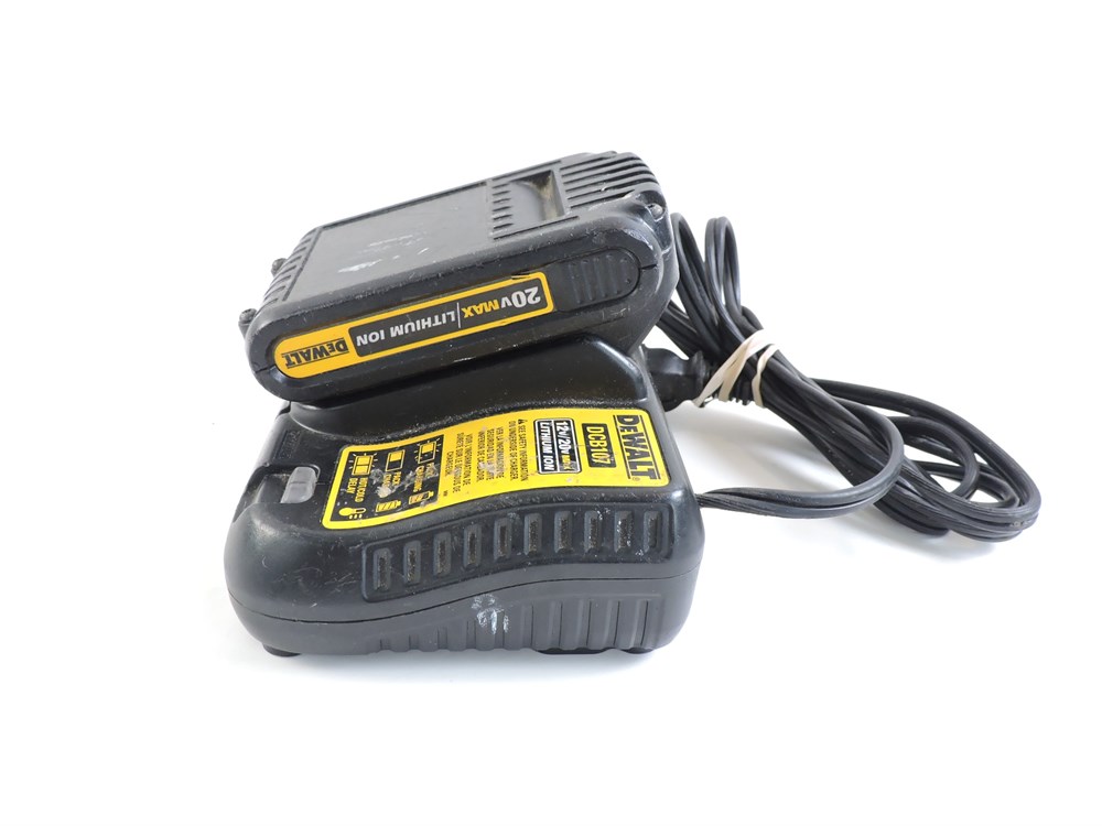 Police Auctions Canada - DeWalt DCB201 20V 5Ah Battery Pack (282788A)