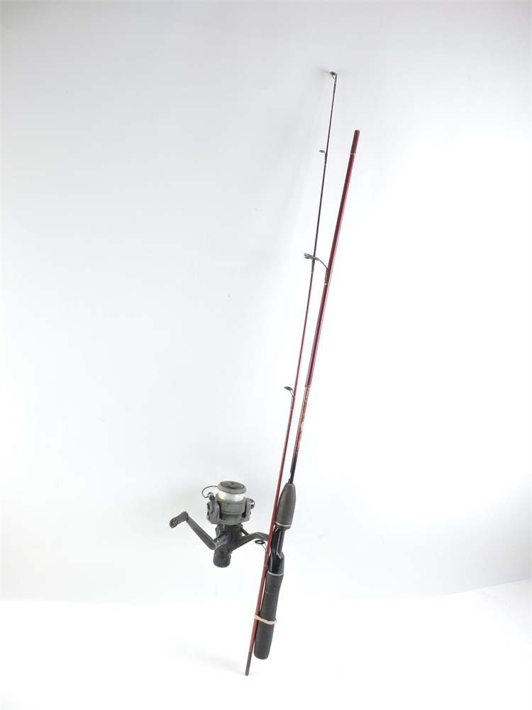 Police Auctions Canada - 5.6FT Fishing Rod with Quantum Snapshot