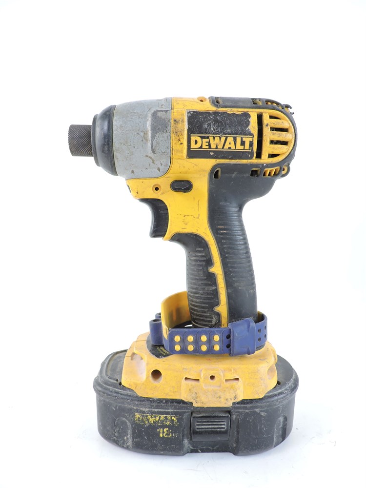 Dewalt best sale dc825 battery