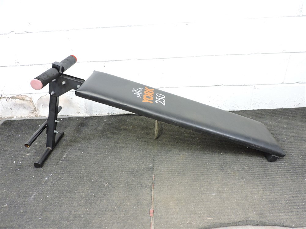 Police Auctions Canada York 250 Sit Up Fitness Bench 252022H