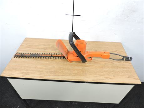 At Auction: Black & Decker Hedge Trimmer 22 blade