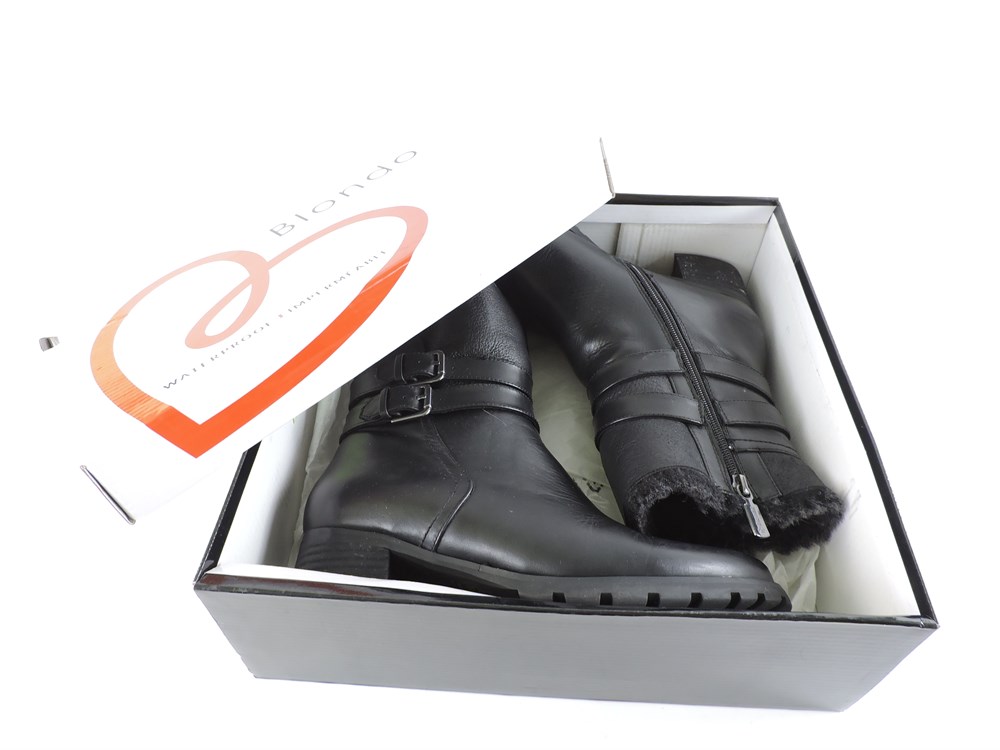 Police Auctions Canada Women s Blondo Fabiana Waterproof Leather Winter Boots Size 8.5M 258129L