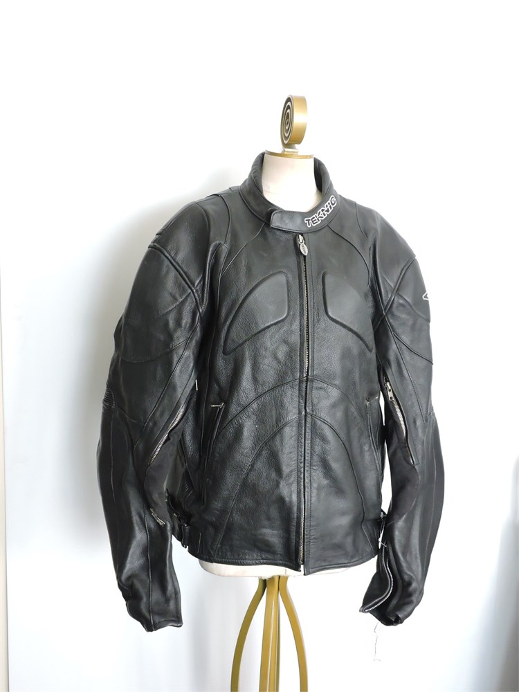 Police Auctions Canada - Men's Teknic Leather Motorcycle Jacket, Size 52/62  (284026L)