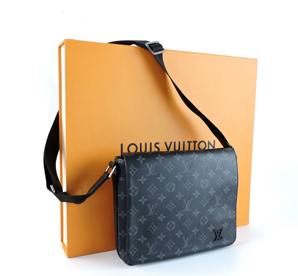 Police Auctions Canada - Louis Vuitton Damier Azur Kisslock Wallet