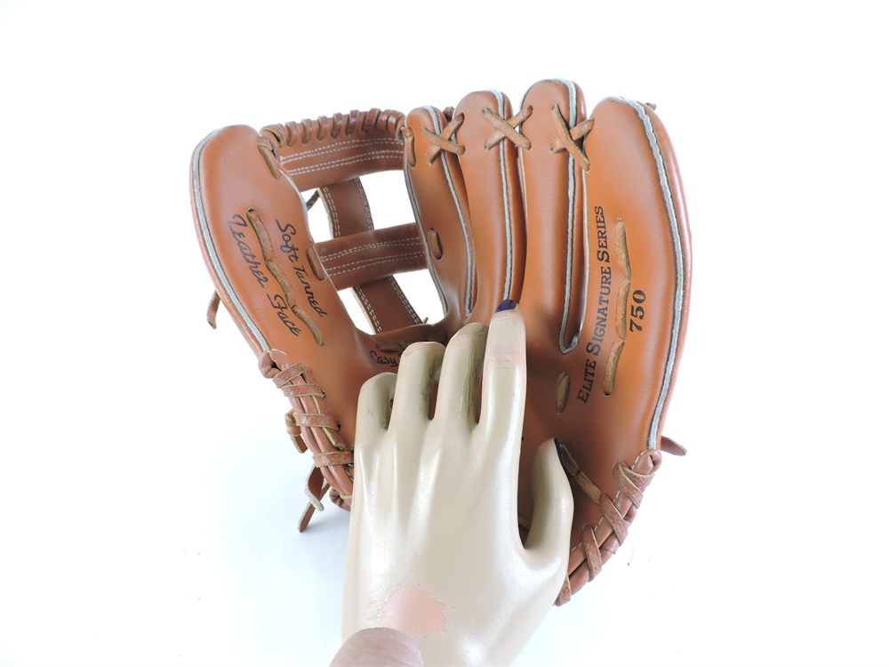 Police Auctions Canada - Cooper Elite Signature Series 750 Roberto Alomar  Baseball Glove (262663H)