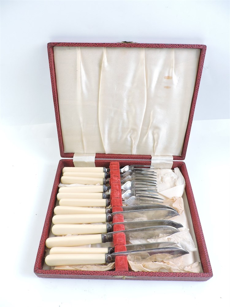 Police Auctions Canada - Vintage 12-Piece EPNS Fish Knife and Fork Set with  Case (283471H)